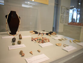 Pendeloques et perles en os et pierre, canines d'animaux et collier en griffes d'ours