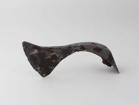 Francisque - Milieu VIe s., fer, Hordain (Nord) L’équipement de base d’un guerrier Franc est constitué de plusieurs armes : lance, scramasaxe, arc et flèches, hache de jet.