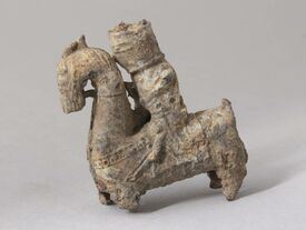 Cette figurine de cavalier, trouvée lors des fouilles sous le musée Arkéos, est à rapprocher des jouets de type "soldat de plomb".