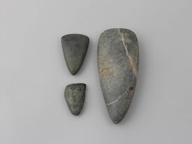 Haches polies - Néolithique, silex et pierres dures L’appellation « Néolithique » (du grec néos, « nouvelle » et lithos, « pierre »), désigne une nouvelle manière de travailler les roches : le polissage.
