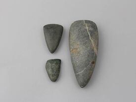 L’appellation « Néolithique » (du grec néos, « nouvelle » et lithos, « pierre »), désigne une nouvelle manière de travailler les roches : le polissage.