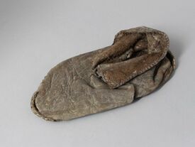 Les tissus ne se conservent généralement pas dans le sol, seules les chaussures en cuir ont parfois été préservées.