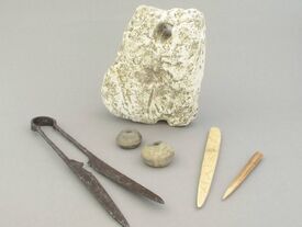 De la tonte au tissage : forces, fusaïole, peson et broches de tisserand - VIe-VIIe s., fer, terre cuite, calcaire et os, Douai (Nord) Brebières (Pas-de-calais) Les traces les plus nombreuses liées à la vie rurale sont celles laissées par le travail du textile, pratiqué par tous dans le cadre familial.