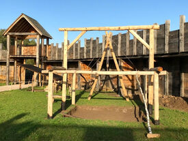 Parmi les bâtiments qui prendront place dans le portus, la forge, en cours de construction