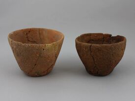 La plupart des céramiques de l’âge du bronze est fabriquée à partir d'une pâte grossière, épaisse avec des inclusions de silex.
