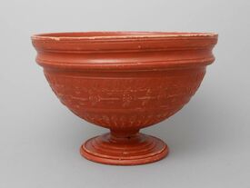 La plus connue des céramiques d’importation en Gaule Romaine est rouge, brillante et appelée sigillée, venant du latin sigillum, le sceau. 