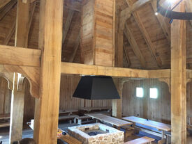 Vue de l'intérieur de la taverne avec la grande cheminée centrale