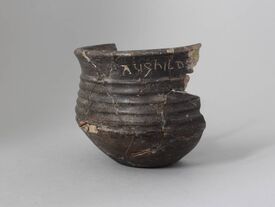 Bol à inscription - 2e moitié du VIIe s., terre cuite, Wandignies-Hamage (Nord) Aux VIIe s., les religieuses de de l'abbaye d'Hamage ont gravé leur nom sur leur gobelet en céramique, comme ici Aughilde.