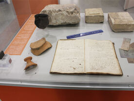 Différents objets avec inscriptions