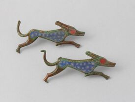 Fibules figurant des chiens courants - IIe s. ap JC, bronze émaillé, Brunémont (Nord) Les objets de parure et de toilette tiennent une place importante dans la société gallo-romaine.