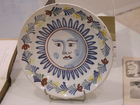 PLat en faïence représentant la Lune