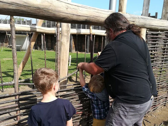 De jeunes apprentis "bâtisseurs" apprennent à poser du clayonnage